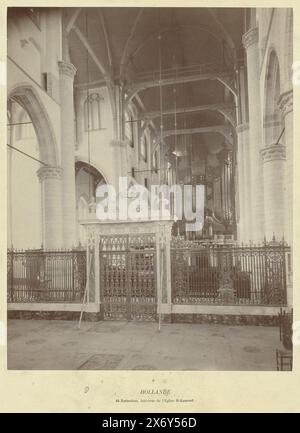 Intérieur de la Grote ou Sint-Laurenskerk à Rotterdam, Hollande, [non.] 44 (titre de la série), photographie, anonyme, pays-Bas, 1850 - 1880, papier, impression albumen, hauteur, 278 mm × largeur, 218 mm, hauteur, 437 mm × largeur, 340 mm Banque D'Images