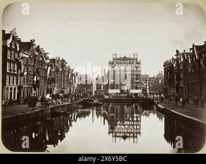 Nieuwmarkt et Kloveniersburgwal, 1879, décorations à l'occasion de la visite du roi Guillaume III et de la reine Emma à Amsterdam, 1879 (titre de la série), vue sur le Kloveniersburgwal sur la porte triomphale érigée au Nieuwmarkt. Derrière la porte se trouve le Waag. Partie d'une série de dix photos des décorations de la ville à l'occasion de la visite du roi Guillaume III et de sa seconde épouse Emma à Amsterdam le 21 avril 1879., photographie, Albert Greiner, (mentionné sur l'objet), Amsterdam, 21-Apr-1879, papier, impression albumen, hauteur, 260 mm × largeur, 355 mm Banque D'Images