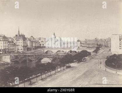 Vue de la Seine, avec le nouveau Pont d'Arcole en construction, Paris, construction du nouveau pont d'arcole - la samaritaine (titre sur objet), vue de l'Hôtel-de-ville, avec la Conciergerie et le Pont au change., photographie, Charles Nègre, Paris, 1855, papier, impression papier salé, hauteur, 231 mm × largeur, 323 mm Banque D'Images