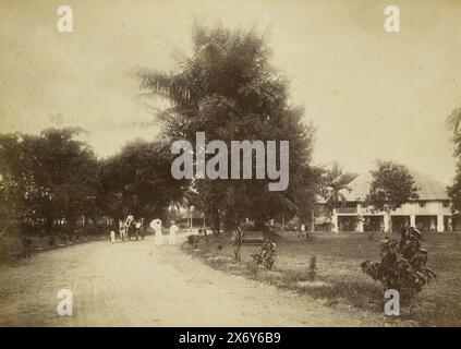 Maison de Paul Sandel à Tandjong Poera, Langkat Sumatra, photographie, Heinrich Ernst & Co, (attribuée à), Bindjai Langkat, c. 1900, support photographique, impression albumen, hauteur, 228 mm × largeur, 321 mm Banque D'Images