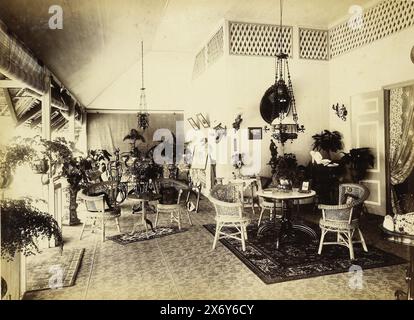 Intérieur de la maison de Paul Sandel à Tandjong Poera, Langkat Sumatra, photographie, Heinrich Ernst & Co, (attribué à), Bindjai Langkat, c. 1900, support photographique, impression albumen, hauteur, 238 mm × largeur, 332 mm Banque D'Images