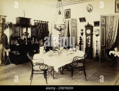 Salle à manger de la maison de Paul Sandel à Tandjong Poera, Langkat Sumatra, photographie, Heinrich Ernst & Co, (attribué à), Bindjai Langkat, c. 1900, support photographique, impression albumen, hauteur, 239 mm × largeur, 332 mm Banque D'Images