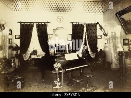 Salle de musique de la maison de Paul Sandel à Tandjong Poera, Langkat Sumatra, photographie, Heinrich Ernst & Co, (attribué à), Bindjai Langkat, c. 1900, support photographique, impression albumen, hauteur, 238 mm × largeur, 334 mm Banque D'Images