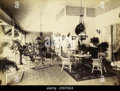 Intérieur de la maison de Paul Sandel à Tandjong Poera, Langkat Sumatra, photographie, Heinrich Ernst & Co, (attribué à), Bindjai Langkat, c. 1900, support photographique, impression albumen, hauteur, 238 mm × largeur, 332 mm Banque D'Images