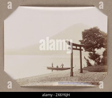 Vue du lac Chuzenji-ko et du mont Nantai près de Nikko, Japon, cette photo fait partie d'un album., photographie, anonyme, Japon, v. 1890 - en 1903 ou avant, papier, tirage albumine, hauteur, 211 mm × largeur, 271 mm Banque D'Images