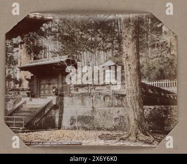 Porte en bronze à Okusha Hoto, la tombe de Tokugawa Ieyasu, aux temples shinto de Nikko, Japon, cette photo fait partie d'un album., photographie, anonyme, Nikko, c. 1890 - en 1903 ou avant, papier, impression albumine, hauteur, 201 mm × largeur, 260 mm Banque D'Images