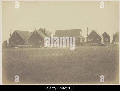 Maisons sur l'île de Marken, (Hollande) (titre sur objet), photographie, anonyme, anonyme, (éventuellement), Marken, France, c. 1885 - c. 1900, papier, impression albumine, hauteur, 161 mm × largeur, 227 mm, hauteur, 306 mm × largeur, 247 mm Banque D'Images