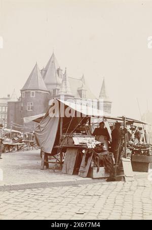 Nieuwmarkt à Amsterdam avec la maison de pesée en arrière-plan, étal de marché au Sint Antonieswaag sur le Nieuwmarkt, photographie, James Higson, (attribué à), Amsterdam, 1904, papier baryta, hauteur, 153 mm × largeur, 108 mm Banque D'Images