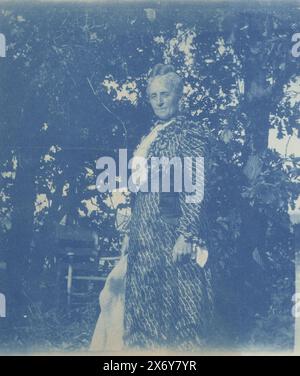 Portrait d'une vieille femme inconnue debout dans un jardin ou un parc, photographie, anonyme, New York (ville), (éventuellement), 1880 - 1910, papier, cyanotype, hauteur, 92 mm × largeur, 80 mm Banque D'Images