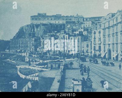 Reproduction photographique d'une photo de la Strada di Santa Lucia, Monte Echio et Pizzo Falcone à Naples, photographie, anonyme, d'après la photo de : Fratelli Alinari, (mentionné sur l'objet), Naples, 1890 - 1905, papier, cyanotype, hauteur, 98 mm × largeur, 124 mm Banque D'Images