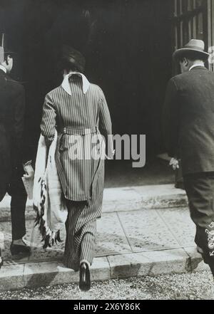 Deux hommes et une femme dans la rue, Paris, à gauche un homme en costume de matin avec un chapeau haut de gamme. À côté de lui se trouve une femme en costume rayé avec une longue jupe et un châle sur son bras. A droite un homme portant un chapeau., photographie, Louis Meurisse, (attribué à), Paris, c. 1913 - c. 1914, papier baryta, impression gélatineuse argentée, hauteur, 178 mm × largeur, 130 mm Banque D'Images