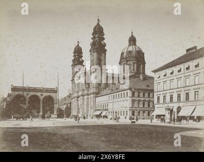 Place avec l'église de Luc à Munich, Munich (titre sur l'objet), photographie, anonyme, (éventuellement), München, pays-Bas, c. 1893 - c. 1903, support photographique, tirage albumine, hauteur, 170 mm × largeur, 225 mm, hauteur, 309 mm × largeur, 507 mm Banque D'Images