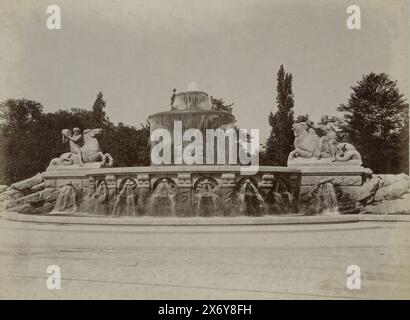 Wittelsbacher Brunnen, Munich, Munich (titre sur objet), The Wittelsbacher Brunnen on the Lenbachplatz à Munich., photographie, anonyme, (éventuellement), München, pays-Bas, c. 1895 - c. 1903, support photographique, tirage albumine, hauteur, 170 mm × largeur, 225 mm, hauteur, 309 mm × largeur, 507 mm Banque D'Images