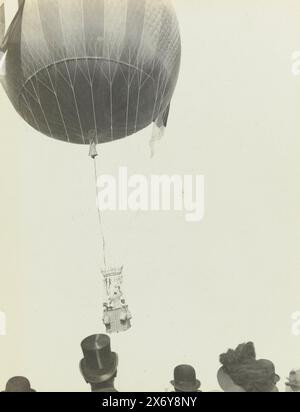 La troisième Gordon Bennett Balloon Race, ballon décollant avec un homme dans le panier. Au premier plan sont les têtes des spectateurs., photographie, anonyme, Schmargendorf, 10-Oct-1908, papier baryta, impression gélatineuse argentée, hauteur, 109 mm × largeur, 83 mm Banque D'Images