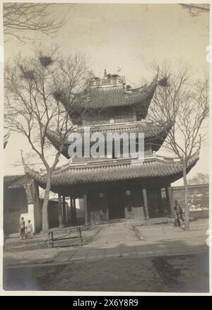 Temple Loongwa (titre sur l'objet), vue d'un temple au complexe du temple Longhua à Shanghai. Fait partie de l'album photo de Dolph Kessler avec des clichés qu'il a réalisés lors de son séjour en Angleterre et lors d'un voyage mondial qu'il a entrepris comme secrétaire d'Henri Deterding (directeur de Royal Oil) aux Indes orientales néerlandaises, au Japon, en Chine et aux États-Unis, entre 1906 et 1908., photographie, Geldolph Adriaan Kessler (Dolph), Shanghai, après le 16 mars 1908 - avant le 2 avril 1908, carton, impression gélatineuse argentée, hauteur, 78 mm × largeur, 108 mm, hauteur, 363 mm × largeur, 268 mm Banque D'Images