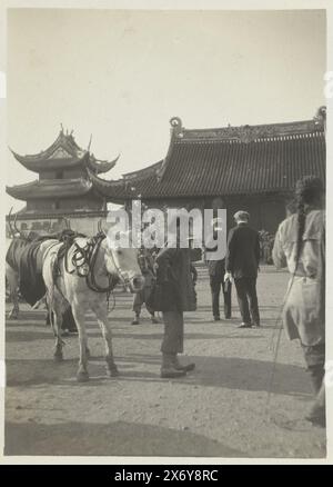 Temple Loongwa (titre sur objet), deux compagnons de voyage de Dolph Kessler sur la place devant le complexe Longhua à Shanghai. Fait partie de l'album photo de Dolph Kessler avec des clichés qu'il a réalisés lors de son séjour en Angleterre et lors d'un voyage mondial qu'il a entrepris comme secrétaire d'Henri Deterding (directeur de Royal Oil) aux Indes orientales néerlandaises, au Japon, en Chine et aux États-Unis, entre 1906 et 1908., photographie, Geldolph Adriaan Kessler (Dolph), Shanghai, après le 16 mars 1908 - avant le 2 avril 1908, carton, impression gélatineuse argentée, hauteur, 100 mm × largeur, 74 mm, hauteur, 363 mm × largeur, 268 mm Banque D'Images