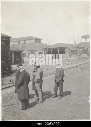 Installation de Shanghai (titre sur objet), visite chez probablement une compagnie pétrolière chinoise. Cinq hommes, dont Henri Deterding, sont en tournée. Fait partie de l'album photo de Dolph Kessler avec des clichés qu'il a réalisés lors de son séjour en Angleterre et lors d'un voyage mondial qu'il a entrepris comme secrétaire d'Henri Deterding (directeur de Royal Oil) aux Indes orientales néerlandaises, au Japon, en Chine et aux États-Unis, entre 1906 et 1908., photographie, Geldolph Adriaan Kessler (Dolph), Shanghai, après le 16 mars 1908 - avant le 2 avril 1908, carton, impression gélatineuse argentée, hauteur, 108 mm × largeur, 78 mm, hauteur, 363 mm × largeur, 268 mm Banque D'Images