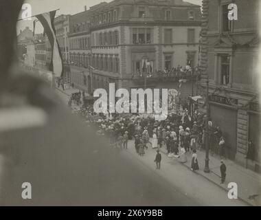 Vue de l'angle de Mainzestrasse et Kaiserstrasse à Francfort-sur-le-main, vue de l'intersection de Mainzestrasse et Kaiserstrasse à Francfort-sur-le-main. Sur la droite se trouve la boutique du bijoutier de cour Robert Koch. Les gens dans la rue semblent regarder un défilé., photographie, anonyme, Francfort-sur-le-main, en 1902 ou après, support photographique, tirage argenté gélatineux, hauteur, 100 mm × largeur, 128 mm Banque D'Images