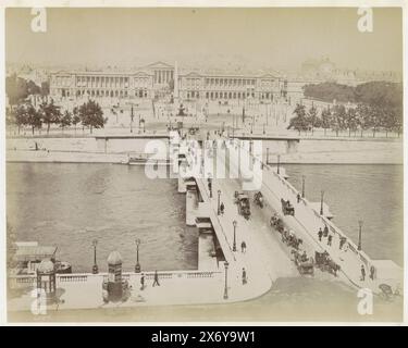 Vue de la place de la Concorde et du Pont de la Concorde à Paris, Paris. Place de la Concorde (titre sur objet), partie de Travel album avec des enregistrements de sites en Inde, Allemagne, Suisse et France., photographie, anonyme, place de la Concorde, c. 1865 - c. 1875, support photographique, tirage sur albumine, hauteur, 217 mm × largeur, 274 mm Banque D'Images