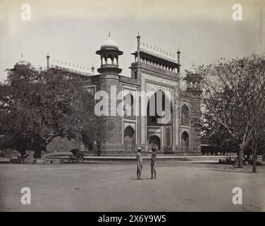 Entrée au Taj Mahal, Agra, Inde, partie de l'album de voyage avec des enregistrements de sites en Inde, Allemagne, Suisse et France., photographie, Samuel Bourne, (mentionné sur l'objet), Agra, 1863 - in or before 1870, support photographique, tirage albumine, hauteur, 230 mm × largeur, 285 mm Banque D'Images