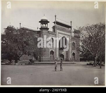 Entrée au Taj Mahal, Agra, Inde, partie de l'album de voyage avec des enregistrements de sites en Inde, Allemagne, Suisse et France., photographie, Samuel Bourne, (mentionné sur l'objet), Agra, 1863 - in or before 1870, support photographique, tirage albumine, hauteur, 230 mm × largeur, 285 mm Banque D'Images