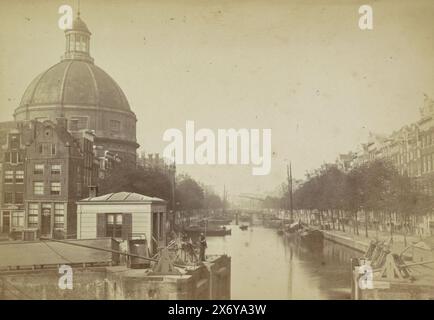 Vue du Singel avec l'ancienne église luthérienne sur la gauche, Singel avec l'église luthérienne. Amsterdam. Canal dit Singel avec l'Eglise lutherienne. (Titre sur objet), partie de l'album Leporello avec douze photos d'Amsterdam., photographie, Andries Jager, (attribué à), Amsterdam, c. 1860 - c. 1880, carton, impression albumine, hauteur, 95 mm × largeur, 135 mm Banque D'Images