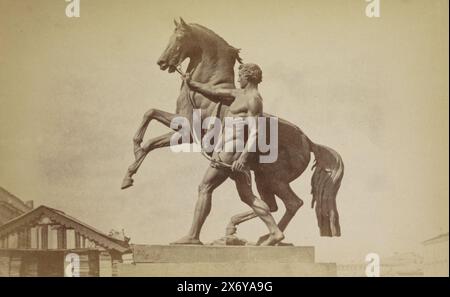 Statue de dompteur de chevaux sur le pont Anichkov à Saint-Pétersbourg, selon Petersbourg. (Titre sur objet), partie d'album photo avec plans de Saint-Pétersbourg., photographie, J. Daziaro, Sint-Pétersbourg, c. 1880 - c. 1900, carton, impression albumine, hauteur, 92 mm × largeur, 150 mm Banque D'Images