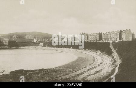 Baie avec maisons à Port Saint Mary sur l'île de Man, île de Man. Port Mary (titre sur l'objet), photo appartient à une série de 28 cartes postales illustrées distinctes d'Angleterre, Norvège, Italie, Allemagne et Tyrol (photos RP-F-F00945-1 à RP-F-F00945-28)., photographie, Francis Frith & Co, (mentionné sur l'objet), Port Saint Mary, c. 1870 - en ou avant 1898, support photographique, tirage argenté gélatiné, hauteur, 98 mm × largeur, 145 mm Banque D'Images