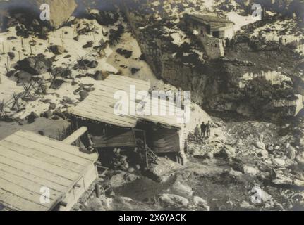 Des abris creusés dans les rochers et des enchevêtrements de barbelés à l'avant dans les Dolomites, sont clairement visibles dans les flancs du Rocher et les premières lignes. -- sur remarque à gauche un réseau de fils de fer barbelés. (Titre sur objet), partie de l'album photo Mission médicale H. de Rothschild sur le front italien 1916., photographie, Henri de Rothschild, (attribué à), Dolomieten, 1916, support photographique, tirage argenté gélatineux, hauteur, 220 mm × largeur, 280 mm Banque D'Images