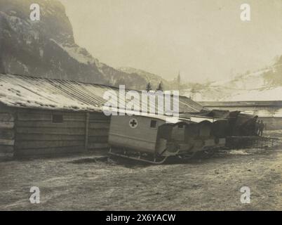 Caserne avec traîneaux ambulanciers garés, l'un a une croix rouge, ambulances-traîneaux. (Titre sur objet), partie de l'album photo Mission médicale H. de Rothschild sur le front italien 1916., photographie, Henri de Rothschild, (attribué à), Dolomieten, 1916, support photographique, tirage argenté gélatineux, hauteur, 219 mm × largeur, 279 mm Banque D'Images