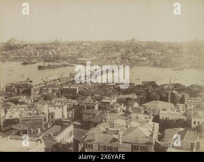 Vue des quartiers d'Istanbul et du pont de Galata sur la Corne d'Or, vue du Pont (titre sur l'objet), partie de l'album de voyage avec des photos de sites en France, Grèce et Turquie., photographie, anonyme, Istanboel, c. 1880 - c. 1890, papier, impression albumine, hauteur, 195 mm × largeur, 252 mm Banque D'Images