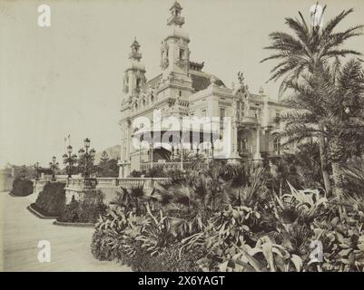 Extérieur de l'Opéra du Casino de Monte Carlo, Monte-Carlo. - Le Théâtre du Casino (titre sur objet), partie de l'album de voyage avec des photos de sites en Italie et en France., photographie, Étienne Neurdein, Monaco, c. 1870 - c. 1900, papier, impression albumine, hauteur, 210 mm × largeur, 275 mm Banque D'Images