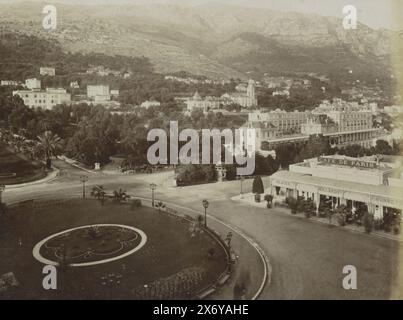 Vue de la place en face du Casino de Monte Carlo et des bâtiments environnants, Principauté de Monaco.- Monte-Carlo, vue Prize du Casino (titre sur objet), partie de l'album de voyage avec des photos de sites en Italie et en France., photographie, Étienne Neurdein, Monaco, c. 1870 - c. 1900, papier, tirage à l'albumen, hauteur, 207 mm × largeur, 272 mm Banque D'Images