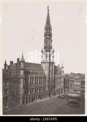 Vue de la mairie de Bruxelles avec un kiosque de musique devant elle, partie de l'album de voyage avec des photos de sites en Belgique et en France., photographie, anonyme, Bruxelles, c. 1880 - c. 1900, papier, impression albumine, hauteur, 219 mm × largeur, 162 mm Banque D'Images