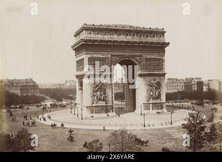 Place de l'étoile à Paris avec l'Arc de Triomphe, PARIS. L'Arc de Triomphe. (Titre sur l'objet), partie de l'album de voyage avec des photos de sites en Belgique et en France., photographie, X phot., Paris, c. 1880 - c. 1900, papier, impression albumine, hauteur, 210 mm × largeur, 276 mm Banque D'Images