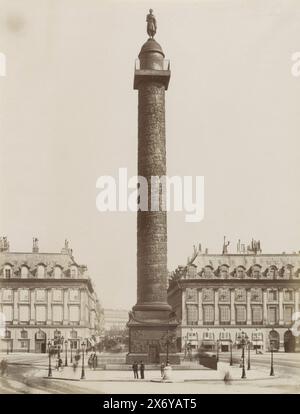 Colonne Vendôme (colonne Austerlitz) à Paris, PARIS. La colonne de la place Vendôme (titre sur l'objet), partie de l'album de voyage avec des photos de sites en Belgique et en France., photographie, X phot., Paris, c. 1880 - c. 1900, papier, impression albumine, hauteur, 273 mm × largeur, 206 mm Banque D'Images