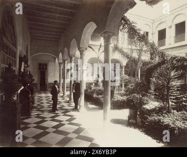 Cour de la Fonda de Madrid à Séville avec (vraisemblablement) personnel, partie de voyage album avec des photos de sites en Espagne et au Maroc., photographie, anonyme, Séville, c. 1860 - c. 1880, carton, impression albumine, hauteur, 222 mm × largeur, 279 mm Banque D'Images