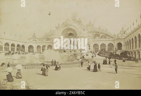 Château d'eau (premier plan) et Palais de l'Electricité sur le champ du mars à Paris, Parc du champ de mars, le Palais de l'Electricité (titre sur objet), partie d'album photo avec enregistrements de l'exposition universelle de 1900 à Paris., photographie, Neurdein Frères, Paris, 1900, carton, impression albumine, hauteur, 176 mm × largeur, 243 mm Banque D'Images