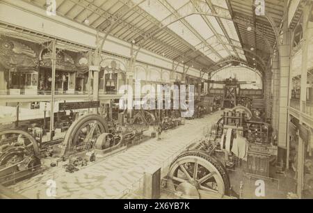 Machinery in the French section of the Palais des machines in Paris, Galerie des machines, la section française (titre sur objet), partie d'album photo avec enregistrements de l'exposition universelle de 1900 à Paris., photographie, Neurdein Frères, Paris, 1900, carton, impression albumine, hauteur, 176 mm × largeur, 243 mm Banque D'Images