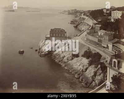 Vue sur la route côtière près de Marseille depuis le Restaurant Roubion, Marseille. - La route de la Corniche, vue Prize du Restaurant Roubion (titre sur objet), partie de l'album de voyage avec des photos de sites touristiques en Italie et dans le sud de la France., photographie, Neurdein Frères, Marseille, c. 1870 - c. 1900, papier, impression albumine, hauteur, 206 mm × largeur, 272 mm Banque D'Images