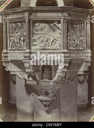 Extérieur ornementé de la chaire de Santa Croce à Florence, Firenza - Chiesa di S. Croce il pulpiti Benedetto da (titre sur objet), partie de l'album photo avec des enregistrements de sites dans les villes italiennes et des œuvres de, photographie, Alinari, Florence, c. 1860 - c. 1900, support photographique, impression à l'albumen, hauteur, 250 mm × largeur, 187 mm Banque D'Images