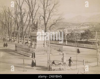 Monument d'Isabelle I de Castille avec Colomb à Grenade, avec la Sierra Nevada en arrière-plan, Grenade. Monumento á Colón en el paseo del Salón y Vista de Sierra Nevada, partie de l'album de voyage avec des photos de sites en France, Espagne, Italie, Allemagne, Suisse et Autriche., photographie, Rafael Garzón, anonyme, (attribution rejetée), Grenade, c. 1880 - dans ou avant le 3 avril 1898, papier, impression albumine, hauteur, 195 mm × largeur, 262 mm Banque D'Images