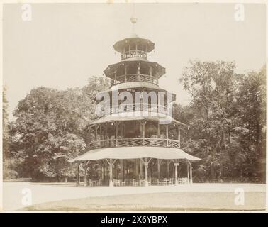 Tour chinoise dans le jardin anglais de Munich, Munich, Englischer Garten, Chinesische Thurm (titre sur objet), partie de l'album de voyage avec des sites en Allemagne, Autriche, Suisse, Luxembourg et Belgique., photographie, anonyme, München, c. 1880 - avant 1899, papier, impression albumine, hauteur, 217 mm × largeur, 278 mm Banque D'Images