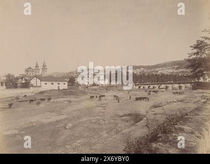 Vue de Grenade depuis l'Ermita de San Sebastián, Grenade, Vista desde la Ermita de San Sebastian (titre sur l'objet), cette photo fait partie d'un album., photographie, Camino, (mentionné sur l'objet), Grenade, 1851 - 1890, papier, impression albumine, hauteur, 205 mm × largeur, 261 mm Banque D'Images