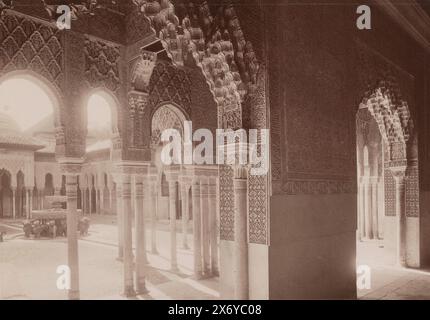 Patio de los Leones avec fontaine dans l'Alhambra à Grenade, cette photo fait partie d'un album., photographie, anonyme, Grenade, 1851 - c. 1890, papier, impression albumine, hauteur, 160 mm × largeur, 224 mm Banque D'Images