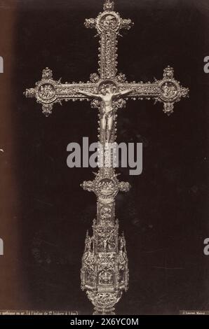 Croix d'or dans le Basílica de San Isidoro in León, Croix gothique en Or (à l'ècivité de apportée Isidore à Lèon) (titre sur objet), cette photo fait partie d'un album., photographie, Juan Laurent, (mentionné sur objet), León, 1856 - 1863, papier, impression albumine, hauteur, 348 mm × largeur, 239 mm Banque D'Images