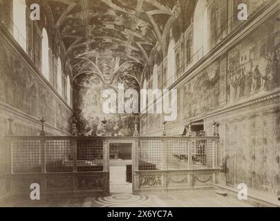 Intérieur de la chapelle Sixtine de la Cité du Vatican, ROMA Palazzo Vaticano - interno della Cappella Sistina edificata da Sisto IV nel XV Secolo (titre sur objet), partie d'un album de photos d'un voyage à travers l'Europe du Sud et le moyen-Orient., photographie, anonyme, Sixtijnse kapel (Vaticaan), c. 1890 - c. avr-1910, support photographique, tirage albumine, hauteur, 203 mm × largeur, 262 mm Banque D'Images