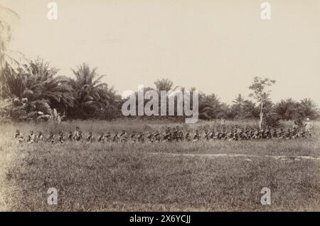 Schutztruppe des soldats africains et des officiers européens sur le terrain au Cameroun, partie d'album photo avec des enregistrements du Cameroun vers 1899., photographie, anonyme, Kameroen, 1899, support photographique, tirage albumine, hauteur, 131 mm × largeur, 197 mm Banque D'Images