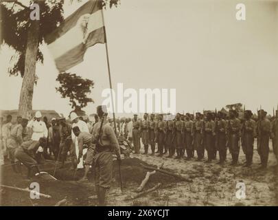 Funérailles militaires avec garde d'honneur africaine, drapeau et (vraisemblablement) Allemands au Cameroun, partie d'album photo avec enregistrements du Cameroun vers 1899., photographie, anonyme, Kameroen, (possiblement), 1899, support photographique, hauteur, 163 mm × largeur, 212 mm Banque D'Images