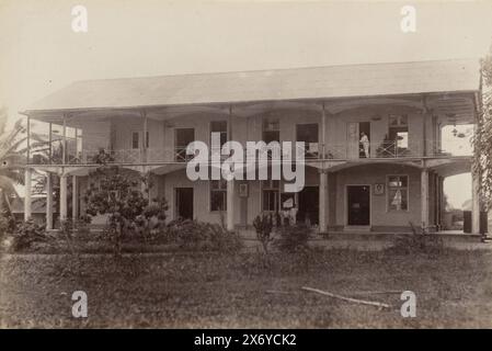 Gouvernement, poste et caisse avec logement du personnel au Cameroun, partie de l'album photo avec des enregistrements du Cameroun vers 1899., photographie, anonyme, Kameroen, 1899, support photographique, tirage albumine, hauteur, 135 mm × largeur, 201 mm Banque D'Images